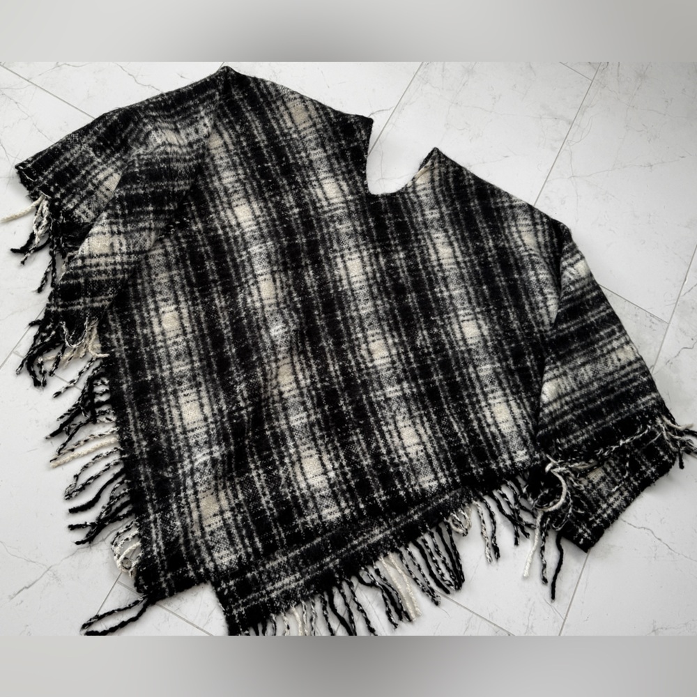 Lauren Ralph Lauren Women’s Black and White Cape. Size One Size